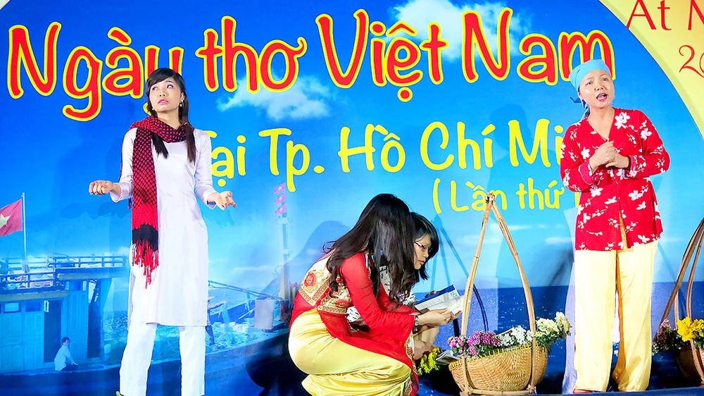 Các cây viết trẻ TP diễn kịch thơ trong Ngày thơ Việt Nam tại TPHCM