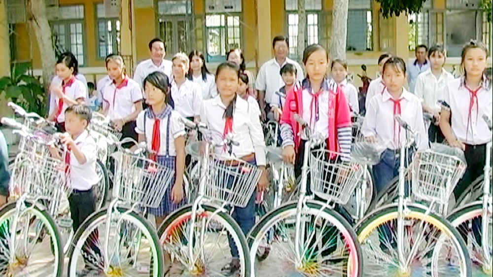 50 xe đạp tặng học sinh nghèo, hiếu học