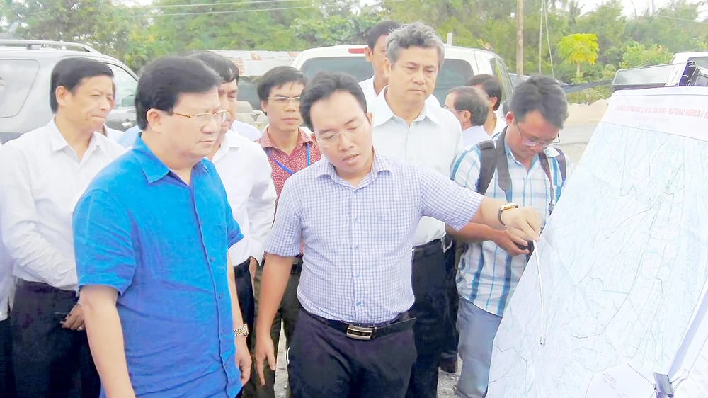 Phó Thủ tướng Trịnh Đình Dũng khảo sát vị trí xây dựng cầu Đại Ngãi. Ảnh: MINH LUÂN