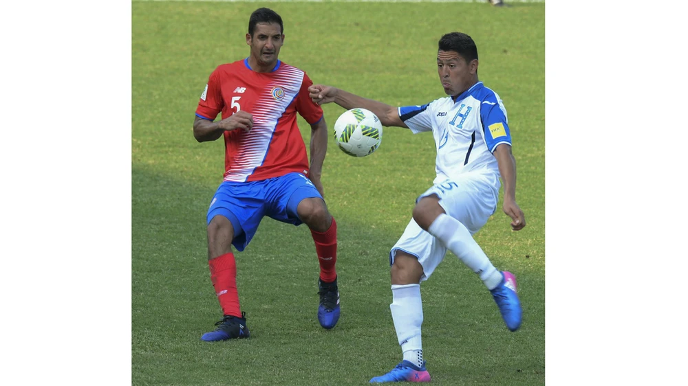 Costa Rica (trái) và Honduras sẽ có cơ hội đối đầu nhau.