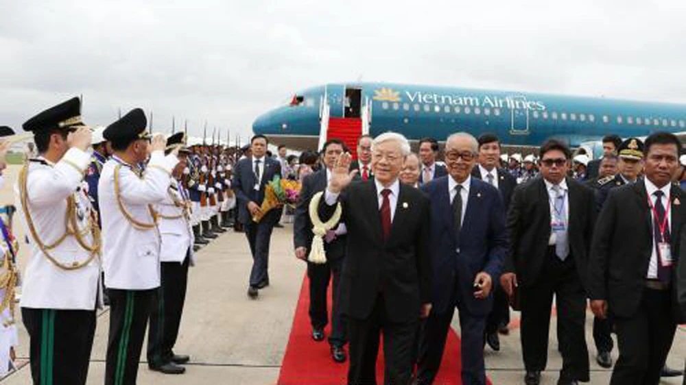  Lễ đón Tổng Bí thư Nguyễn Phú Trọng tại sân bay Quốc tế Pochentong ở Thủ đô Phnom Penh. Ảnh: TTXVN