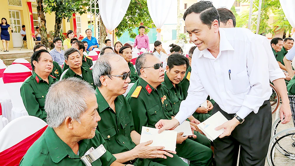Đồng chí Trần Thanh Mẫn thăm hỏi và tặng quà cho các thương bệnh binh nặng tại tỉnh Hà Nam