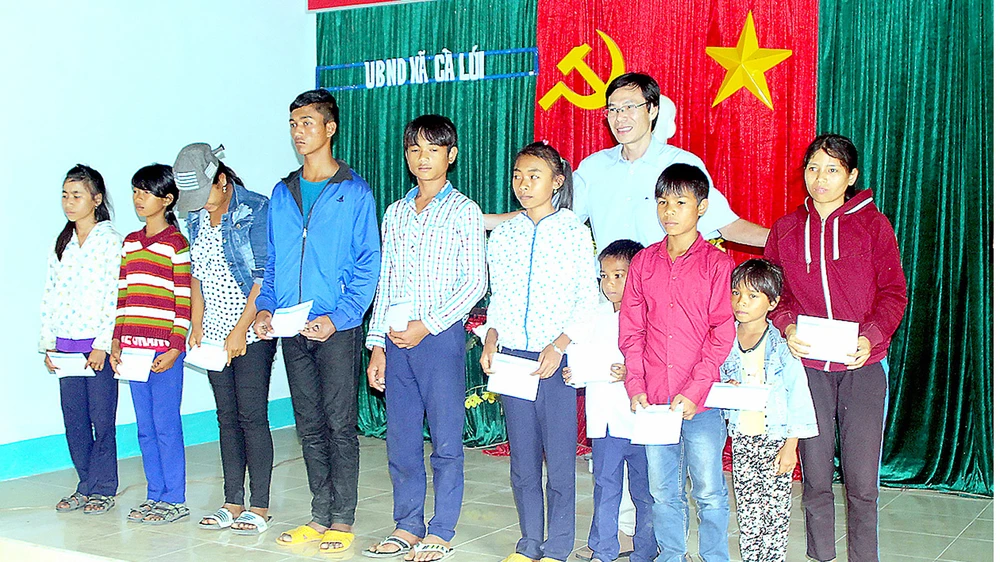 Các học sinh hộ nghèo người dân tộc Chăm ở xã Cà Lúi (huyện Sơn Hòa, tỉnh Phú Yên) nhận học bổng của Báo SGGP. Ảnh: VÂN KHANH