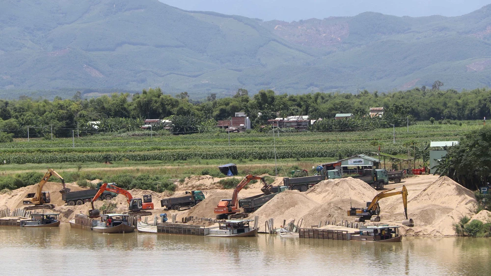 Một bãi tập kết cát bên dòng sông Thu Bồn đoạn qua địa bàn huyện Đại Lộc