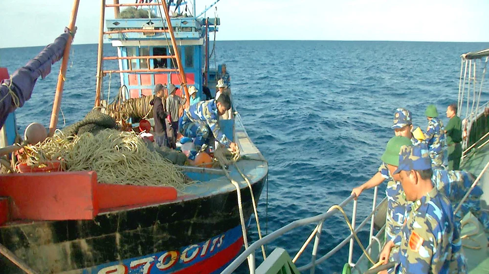 Lực lượng chức năng bắt giữ tàu hành nghề giã cào trái phép trên vùng biển Quảng Trị