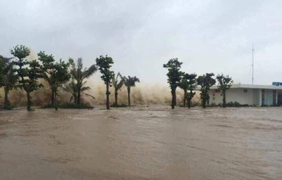 Sóng đánh cao nhiều mét tại bãi biển Sầm Sơn (Thanh Hóa)