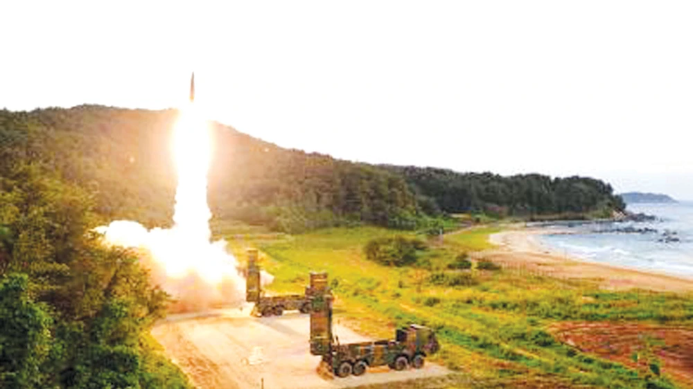 Tên lửa Hyunmoo-2 được phóng từ một địa điểm bí mật ở bờ biển phía Đông Hàn Quốc