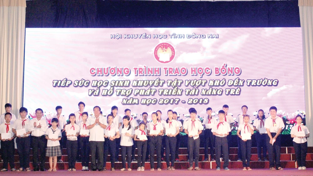 Lãnh đạo tỉnh Đồng Nai trao học bổng cho các em học sinh