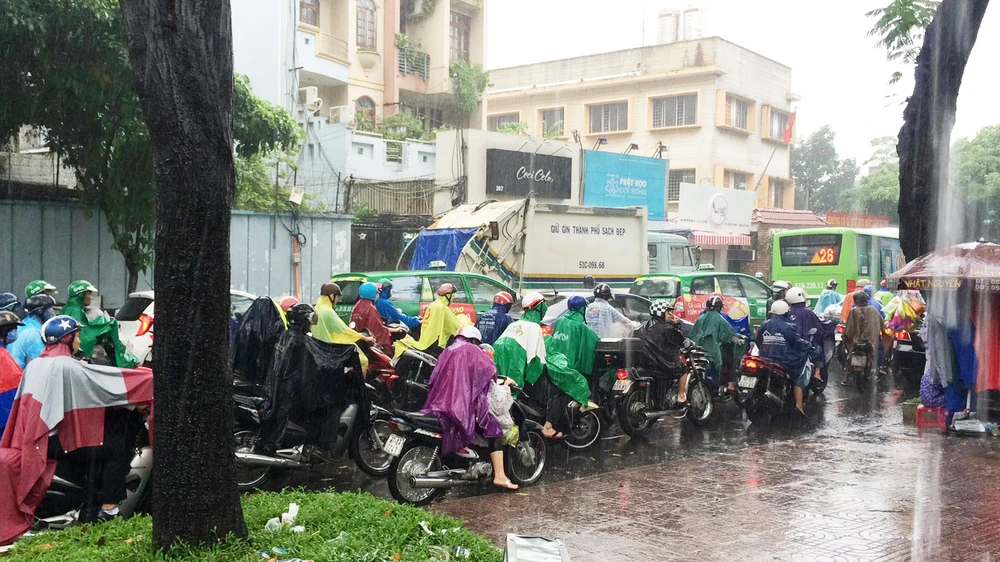 TPHCM: Mưa lớn sáng đầu tuần, giao thông ùn ứ