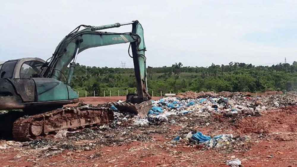 Bãi chôn lấp rác ở Khu xử lý chất thải (tại xã Quang Trung) của Công ty Sonadezi