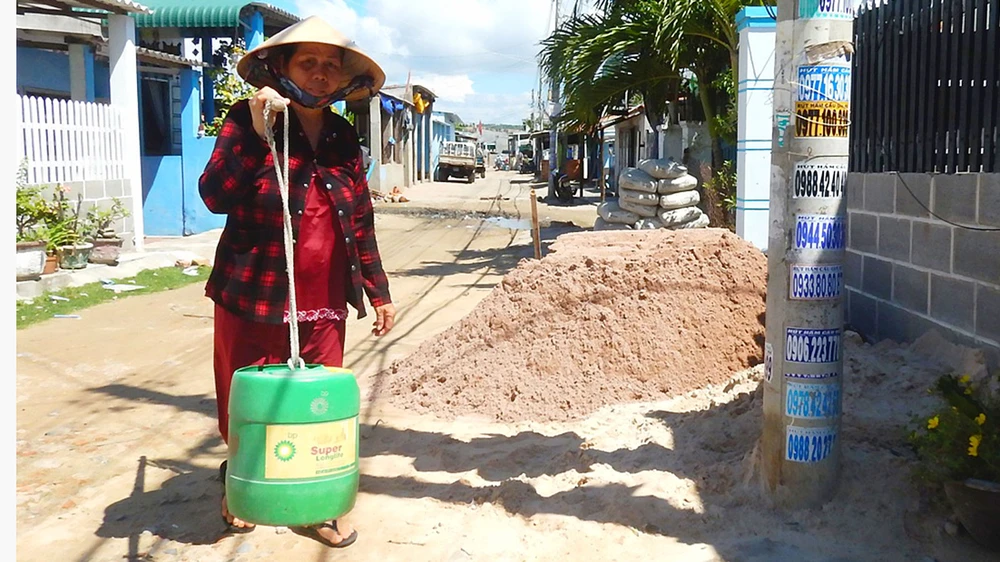 Mỗi ngày bà Hương đi xa cả cây số mua nước sạch