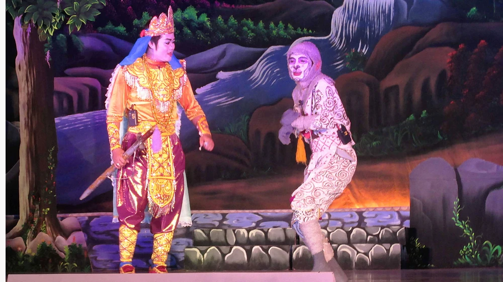 Đoàn Nghệ thuật Khmer Sóc Trăng biểu diễn Dù kê. Ảnh: LÊ BÌNH