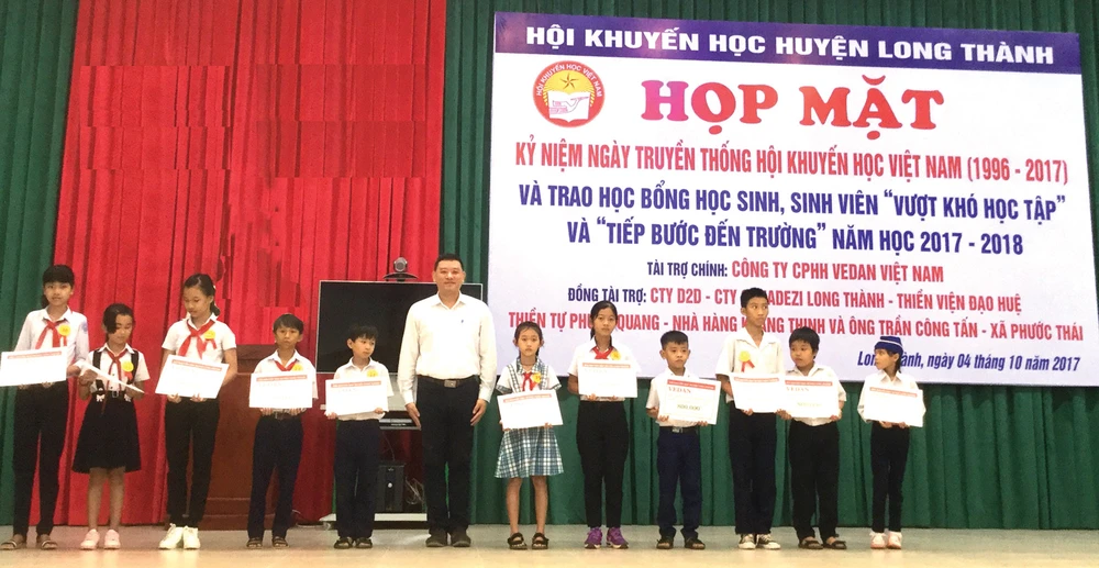 Vedan Việt Nam trao học bổng cho học sinh, sinh viên vượt khó học tập và tiếp sức đến trường năm 201