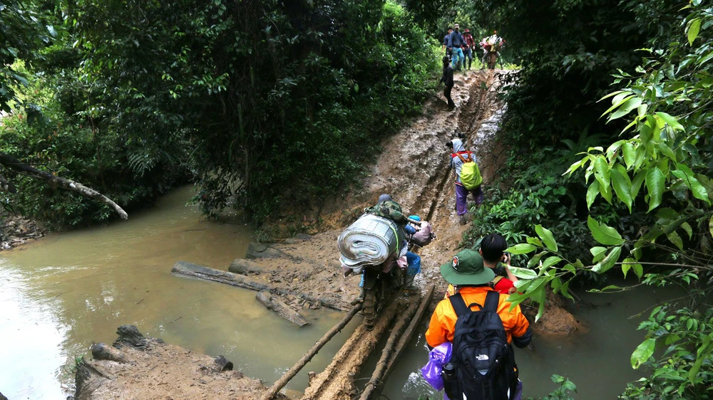 Địa hình di chuyển trong cung trekking Tà Năng – Phan Dũng thường đi qua nhiều suối khá nguy hiểm vào mùa mưa. Ảnh: VÕ THẮM