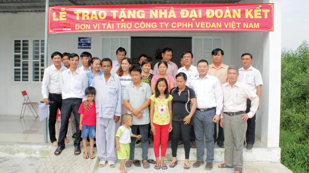 Lãnh đạo UBND xã và Vedan Việt Nam trao nhà tặng 3 hộ