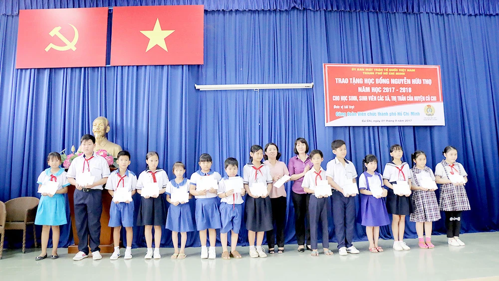 Trao học bổng Nguyễn Hữu Thọ năm học 2017-2018 giúp học sinh nghèo huyện Củ Chi