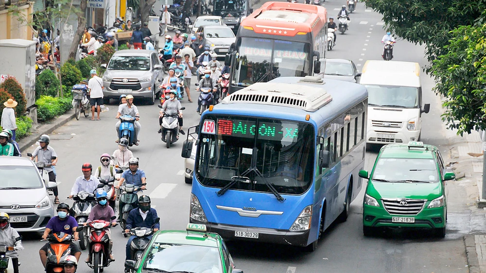 Xe buýt lưu thông trên đường Điện Biên Phủ qua quận 3 Ảnh: THÀNH TRÍ