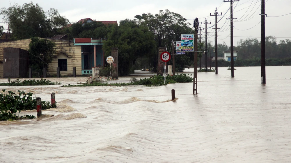 Quảng Bình đến Phú Yên vẫn có mưa rất to gây lũ lớn, ngập lụt trên diện rộng 