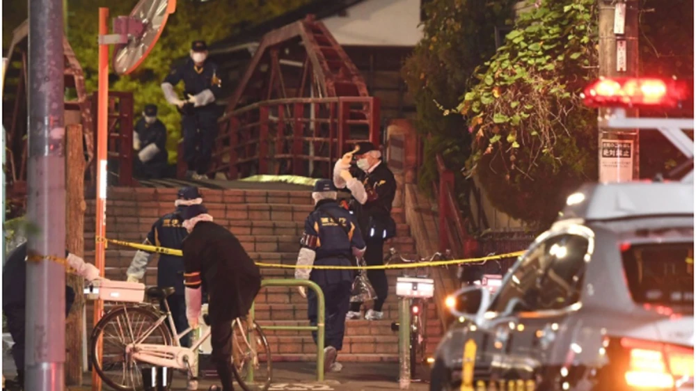Cảnh sát phong tỏa hiện trường vụ tấn công. Nguồn: Kyodo
