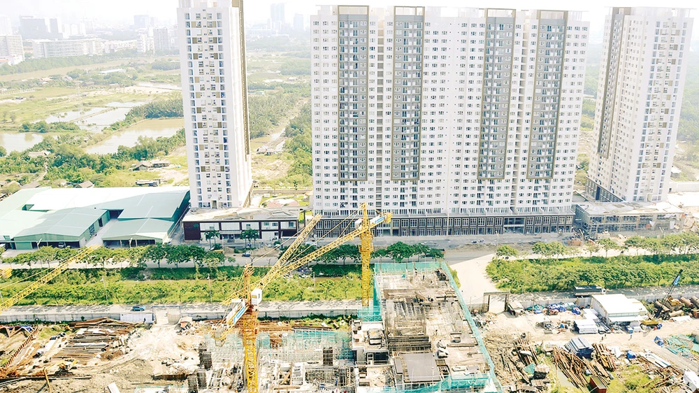 Các cao ốc đã và đang xây dựng bên đường Nguyễn Hữu Thọ, huyện Nhà Bè, TPHCM. Ảnh: CAO THĂNG