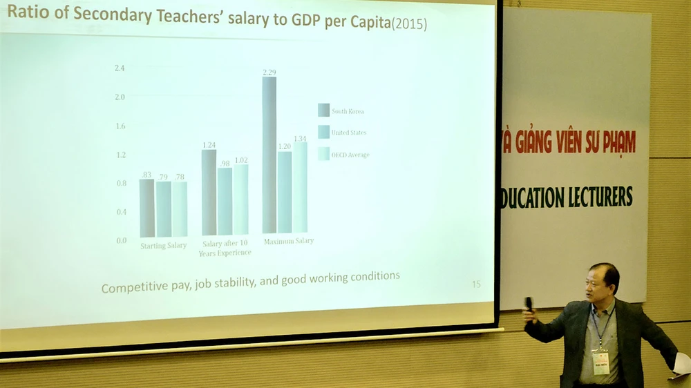 Theo Giáo sư Kyung Hwoi Kim, lương giáo viên ở Hàn Quốc cao hơn 2 - 3 lần so với nhiều nghề khác