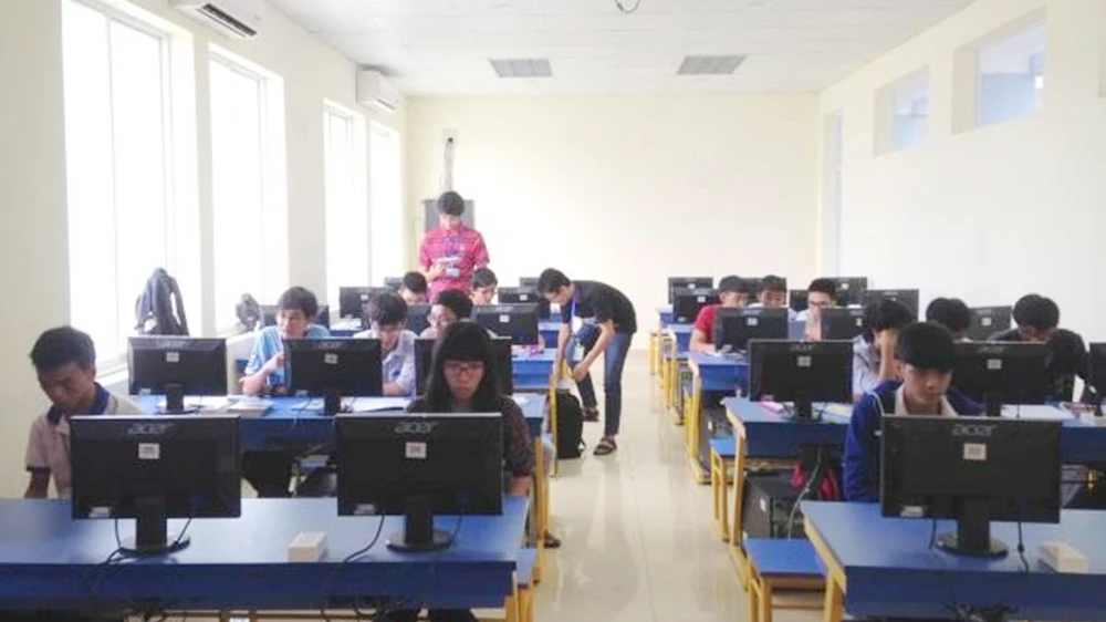  Sinh viên tham gia trò chơi Lập trình tiếp sức trong môn Nhập môn lập trình
