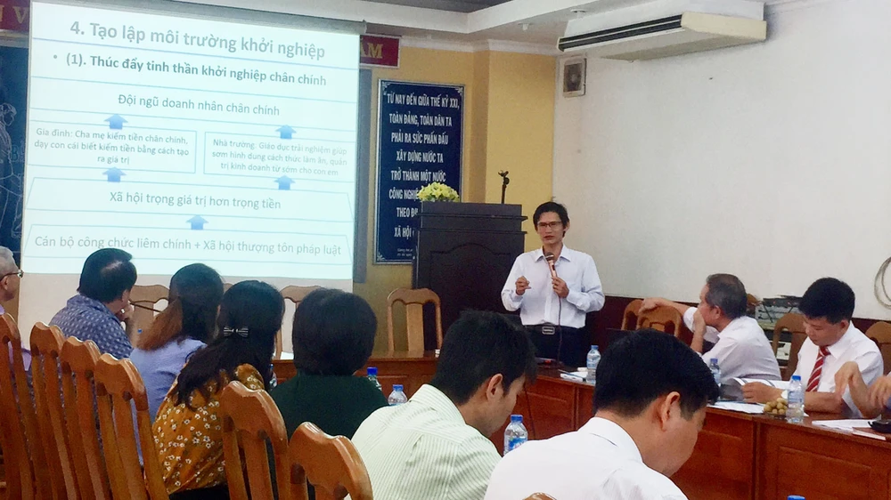 TS Huỳnh Thanh Điền (ĐH Nguyễn Tất Thành) trao đổi về các giải pháp đưa TPHCM trở thành trung tâm khởi nghiệp của cả nước