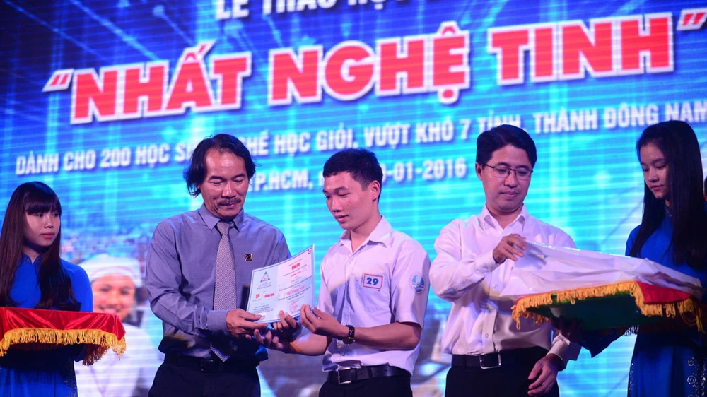 Ông Lê Quốc Phong (thứ 2 từ trái qua) luôn quan niệm sống thì phải cho đi. Ảnh: Phan Nam