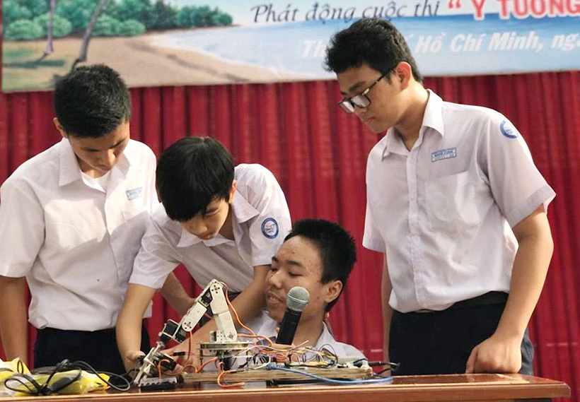 Trần Phan Thanh Hải (thứ ba từ trái sang) cùng bạn bè bên robot thông minh do mình sáng chế