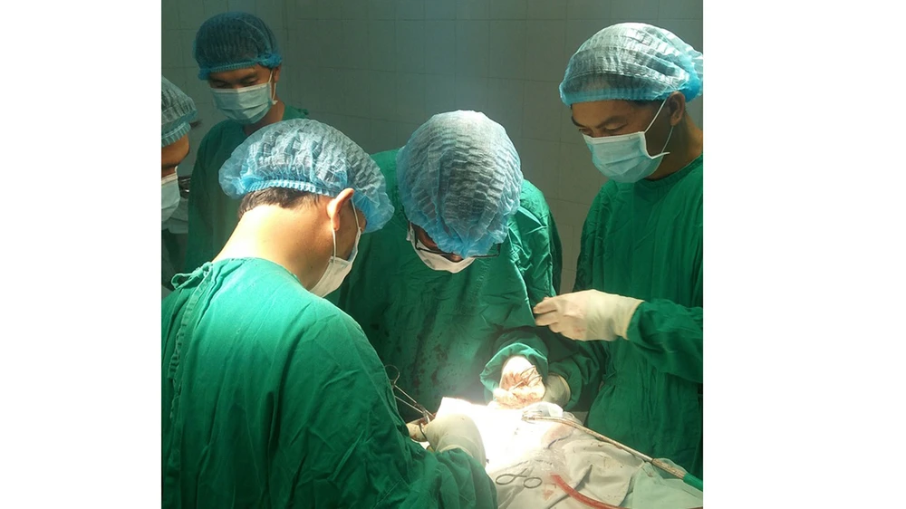 Các bác sĩ bệnh viện đa khoa tỉnh Bình Phước đang thực hiện 1 ca phẫu thuật thay khớp háng nhân tạo