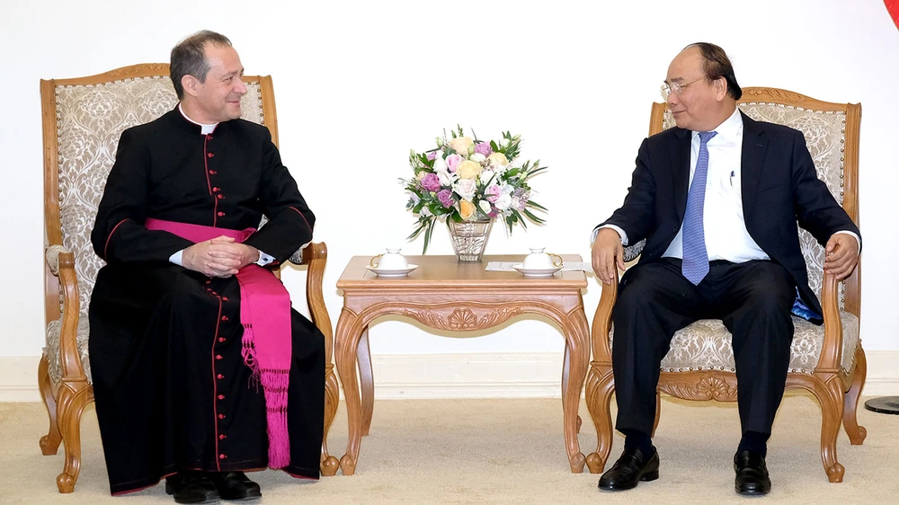 Thủ tướng Chính phủ Nguyễn Xuân Phúc và Thứ trưởng Ngoại giao Tòa thánh Vatican Antoine Camilleri. Ảnh: VGP