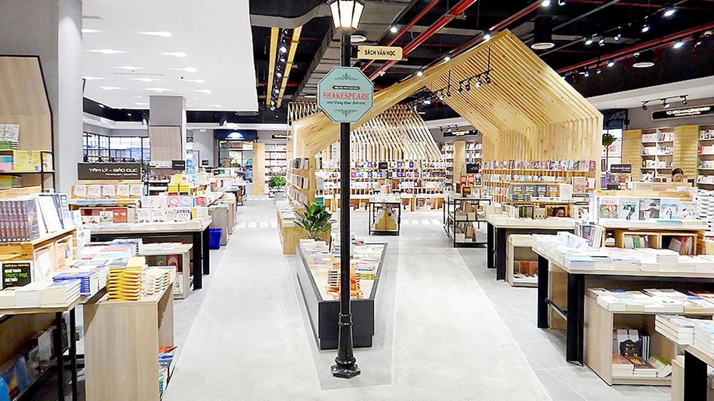 Bên trong Thành phố sách Phương Nam Book - Vạn Hạnh Mall