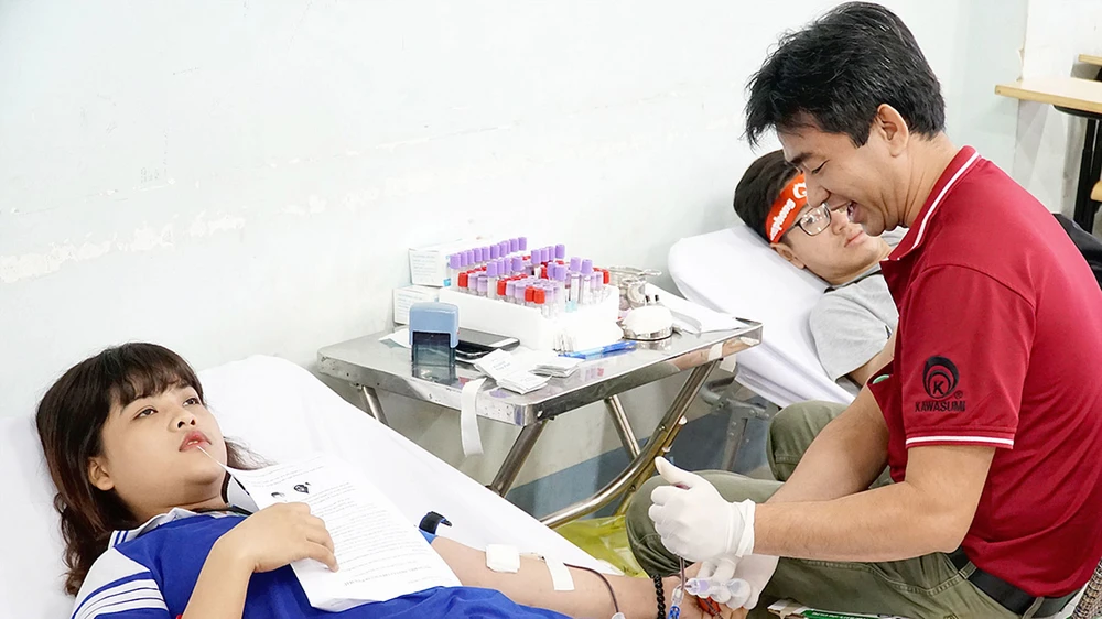 Người dân tham gia hiến máu tình nguyện