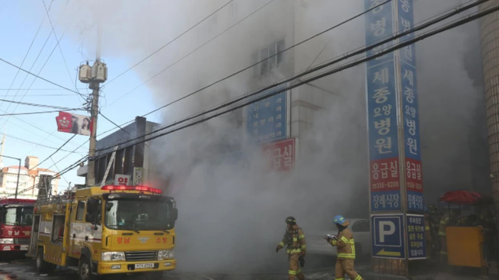 Lực lượng chữa cháy có mặt để dập lửa. Nguồn: Reuters
