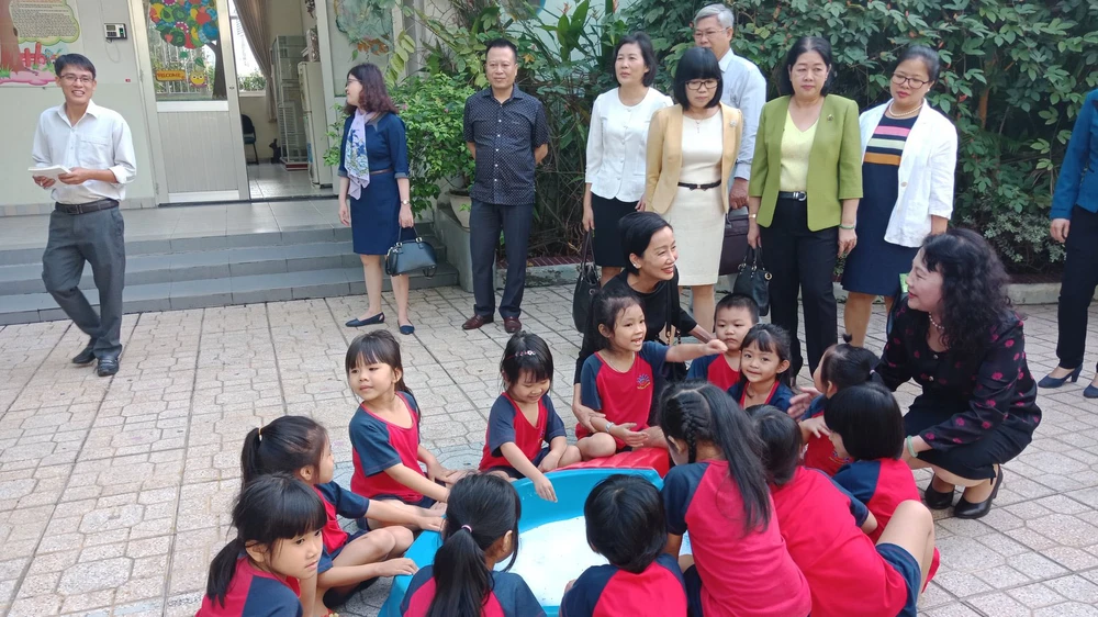 Thứ trưởng Bộ GD-ĐT Nguyễn Thị Nghĩa đã thăm và làm việc tại Trường Mầm non Mặt trời nhỏ (quận Bình Tân, TPHCM). Nguồn: Fb Trường Mầm Non Mặt Trời Nhỏ