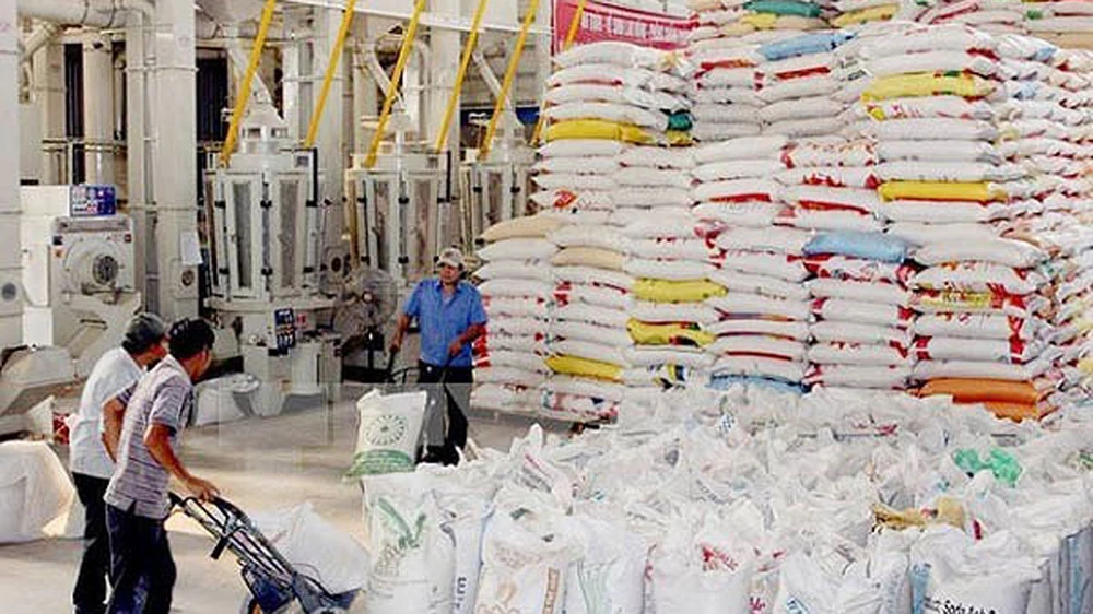 Đóng gói gạo xuất khẩu ở ĐBSCL