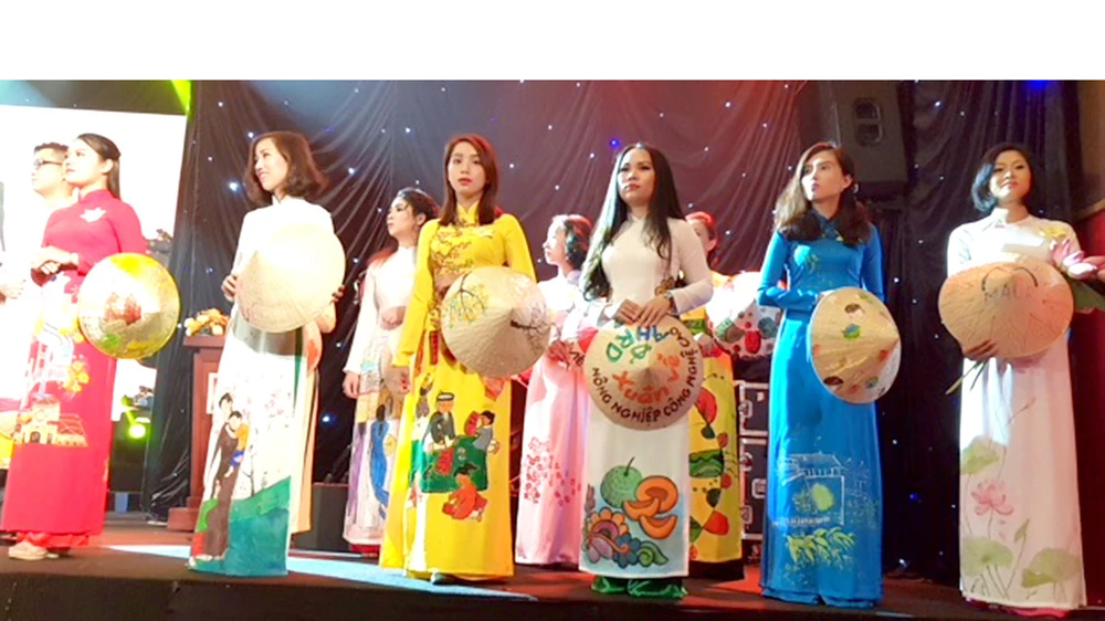 Các thí sinh trình diễn trang phục áo dài tại hội thi do Công đoàn Viên chức TPHCM tổ chức