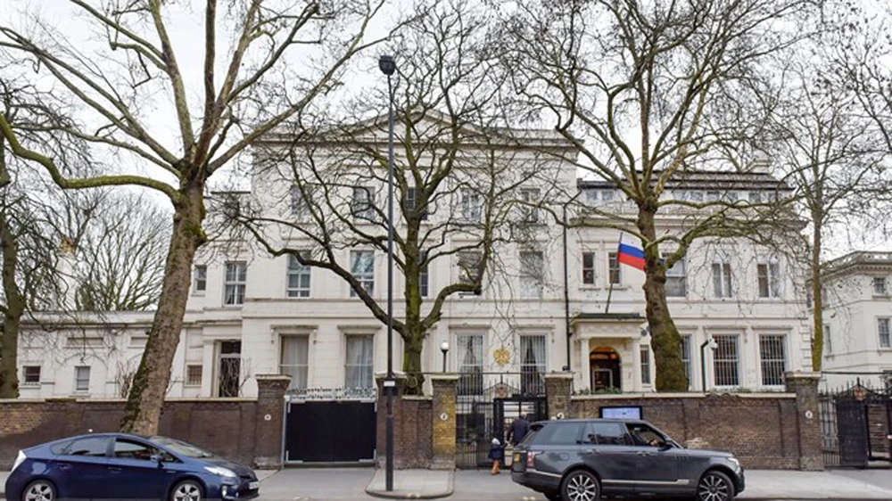 Quang cảnh bên ngoài tòa nhà Đại sứ quán Nga tại London (Anh). Nguồn: THX