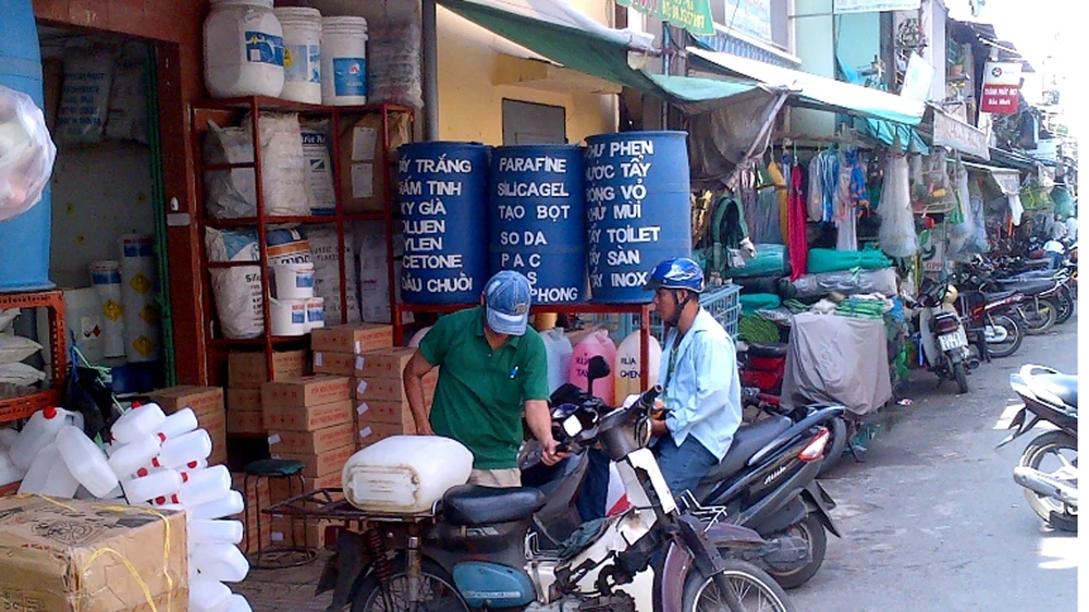 Nhiều cửa hàng kinh doanh hóa chất tập trung tại khu vực gần chợ Kim Biên (Quận 5, TPHCM). Ảnh: VGP
