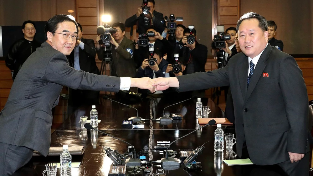 Bộ trưởng Thống nhất Hàn Quốc Cho Myoung-gyon (trái) và Chủ tịch Ủy ban Thống nhất Hòa bình Triều Tiên Ri Son-gwon (phải) tại cuộc đối thoại cấp cao liên Triều ở làng đình chiến Panmunjom ngày 29-3. Nguồn: Yonhap