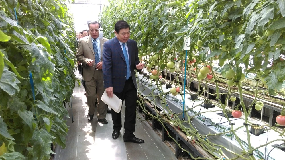 Chủ tịch UBND TPHCM Nguyễn Thành Phong tham quan Trạm thí nghiệm Nông nghiệp tổng hợp tỉnh Aichi