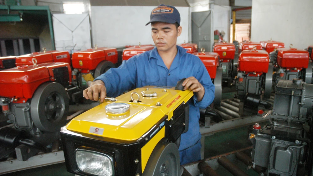 Sản xuất máy nổ xuất khẩu sang ASEAN tại Công ty Vikyno&Vinappro. Ảnh: CAO THĂNG