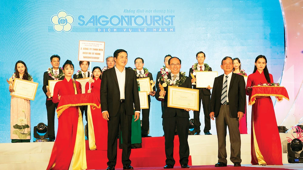 Đại diện Công ty Dịch vụ lữ hành Saigontourist nhận giải thưởng tại Ngày hội Du lịch TPHCM 2018