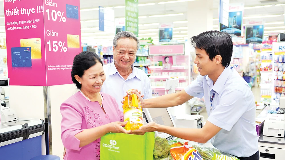 Nhân viên thu ngân Co.opmart ân cần chăm sóc khách hàng