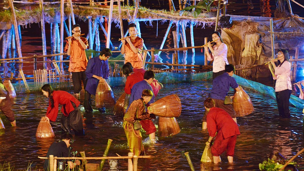 Hơn 200 người dân Huế cùng làm diễn viên, quảng bá văn hóa Huế tại chương trình “Âm vọng sông Hương”