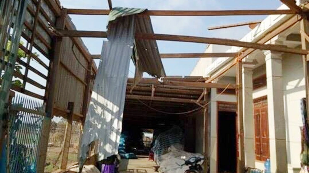Hàng trăm căn nhà của người dân bị sụp, tốc mái do lốc xoáy