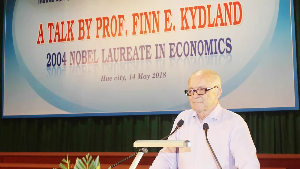 GS. Finn E. Kydland nói chuyện với thầy và trò Trường ĐH Kinh tế - ĐH Huế xoay quanh chủ đề “Con đường đi đến giải Nobel”