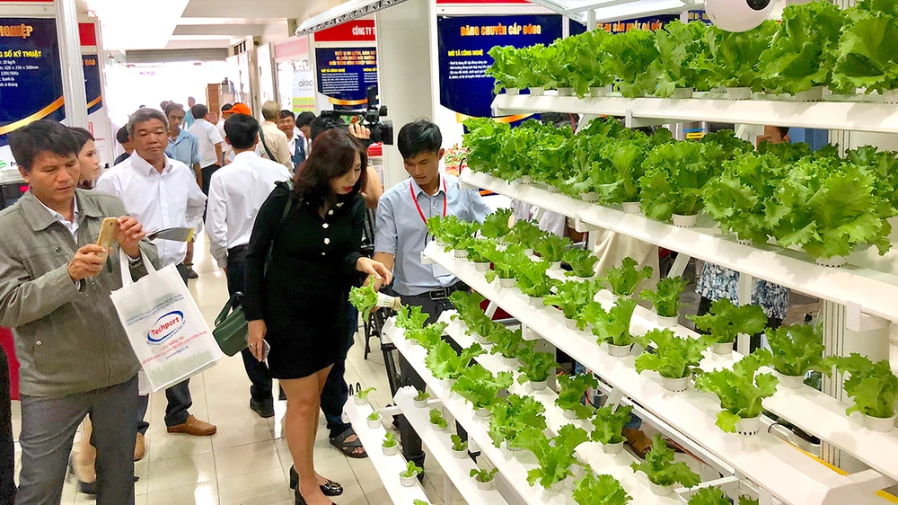 Hệ thống trồng rau sạch được giới thiệu tại Techmart 2018. Ảnh. T.BA