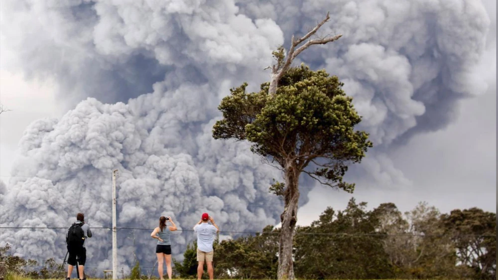 Núi lửa Kilaue tạo ra cột tro bụi cao 9.000 mét. Ảnh: REUTERS