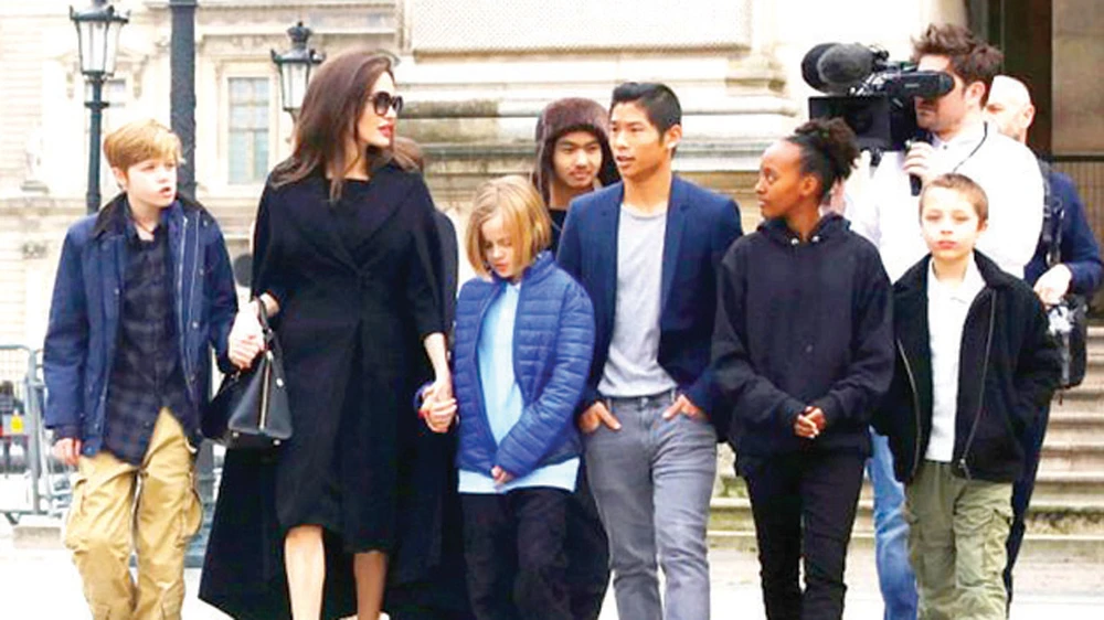 Angelina Jolie không thể mang con ra khỏi nước Mỹ